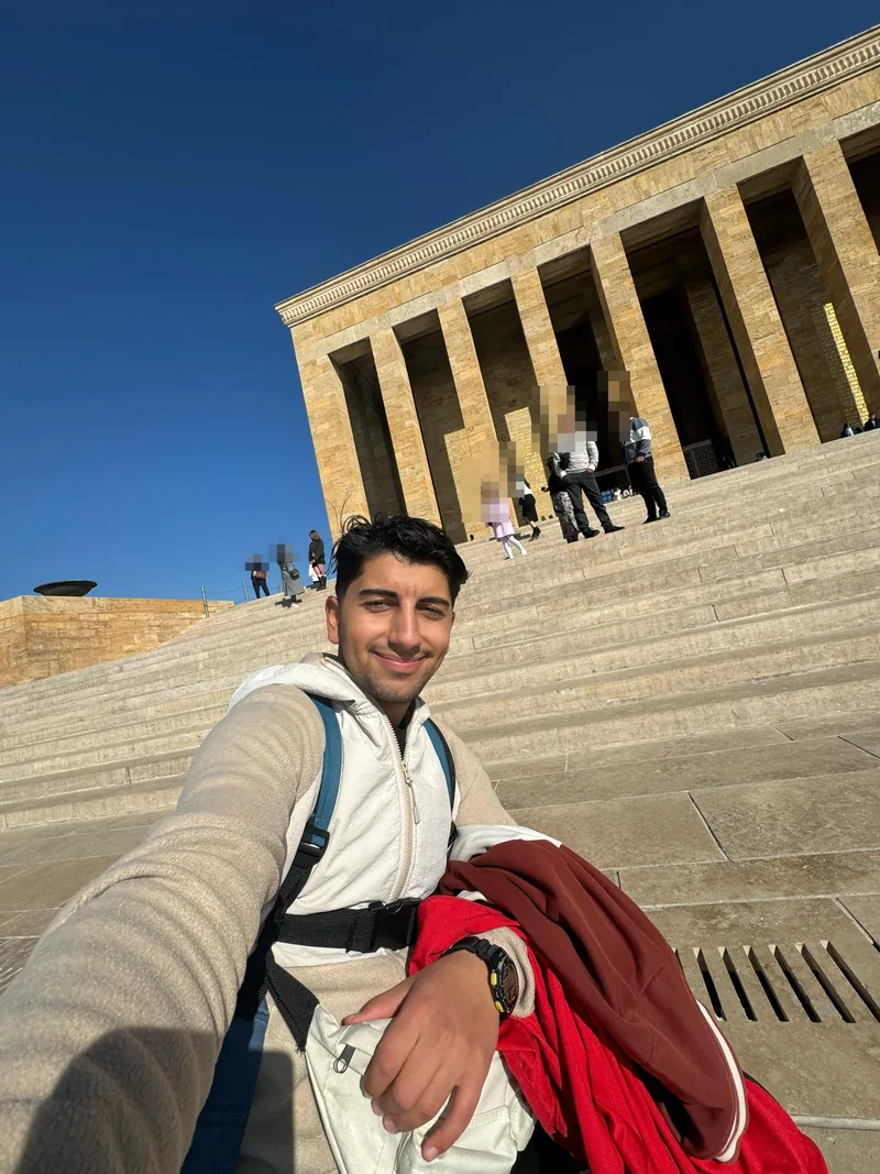 Yiğit ถ่ายเซลฟี่บนขั้นบันไดหน้าแนวเสาของ Anıtkabir ที่อังการา