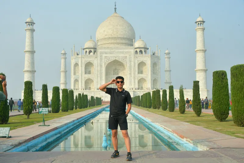 Yiğit in front of the Taj Mahal
